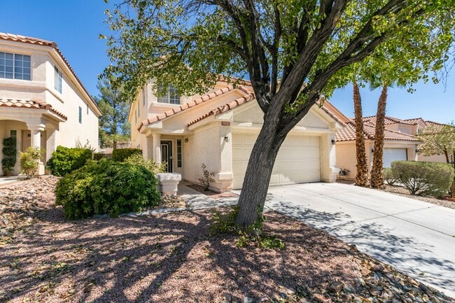 Photo - SUMMERLIN, SPACIOUS, 4 BED HOME WHITH A LARGE BACKYARD