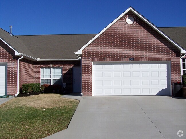 Building Photo - 2 bed, 2 bath, 2 car garage ranch style to... Rental