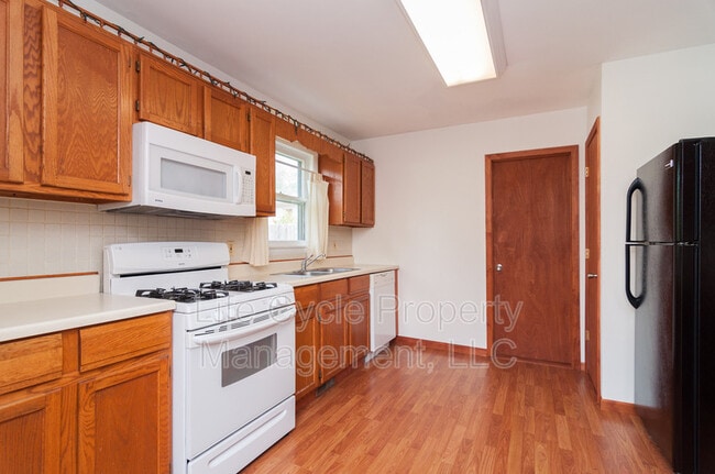 Photo - 735 Emerald Ave NE