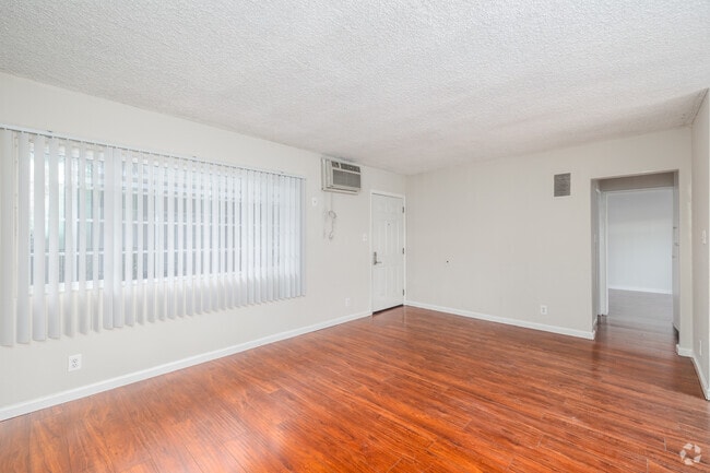 1BR, 1BA - 730SF - Living Room