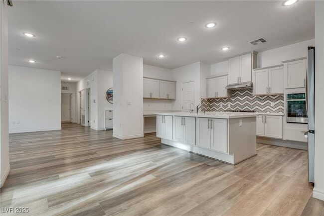 Building Photo - 2555 Hampton Rd Unit 2108 Rental