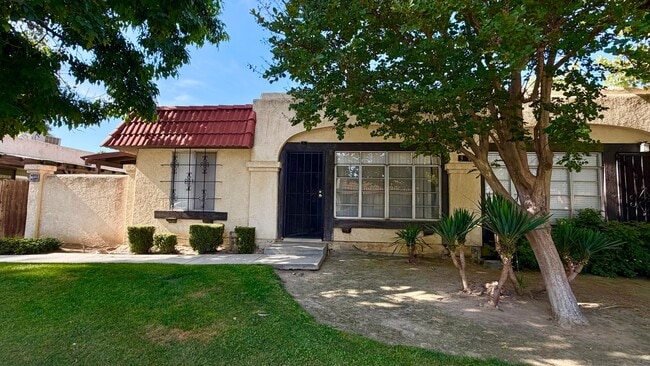 Building Photo - ? Just listed and won’t last long! 2 bed, 1.5 bath condo with private patio yard & in-unit washer... Unit A
