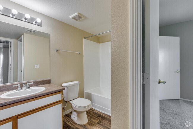 2 BR, 2 BA (Classic) - 900 SF