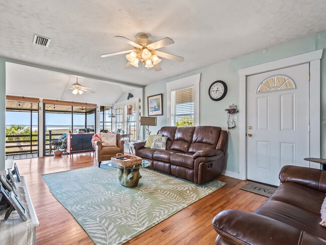 Photo - 4 Oyster Bay Dr