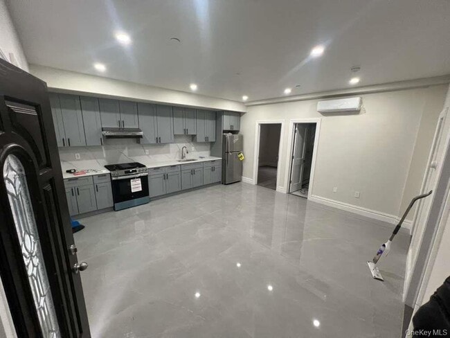 Building Photo - 61-14 Cloverdale Blvd