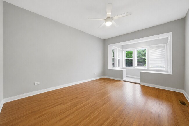Photo - 5039 W Cullom Ave Unit 1