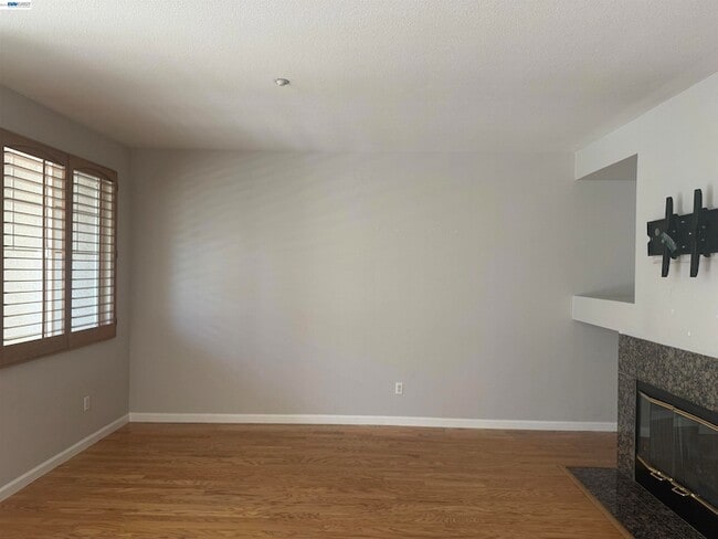 Photo - 3162 Golden Crest Common Unit 3