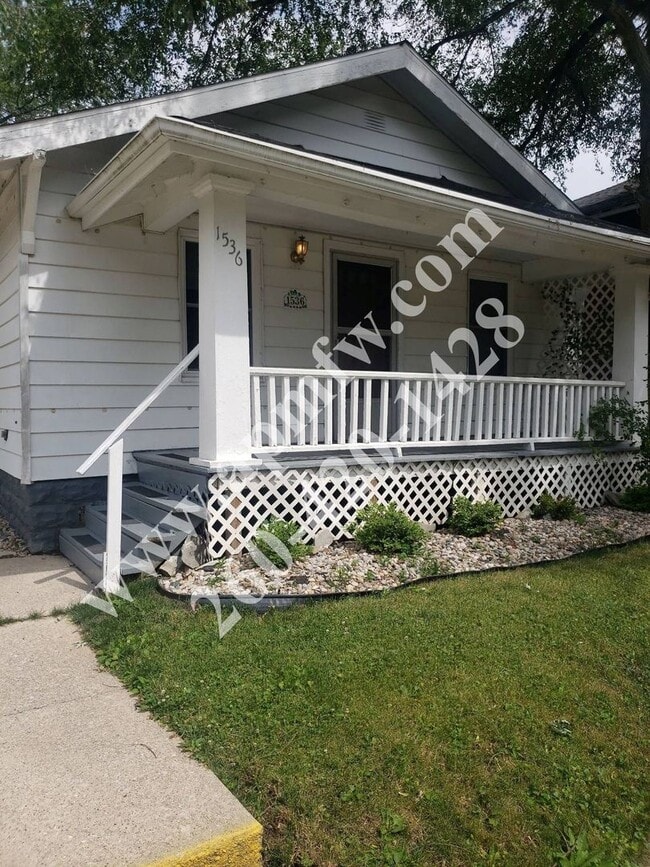 Building Photo - 2 BR House Near Lakeside Park