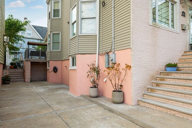 Photo - 561 AVENUE E
