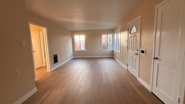 Building Photo - 855 W 29th Pl
