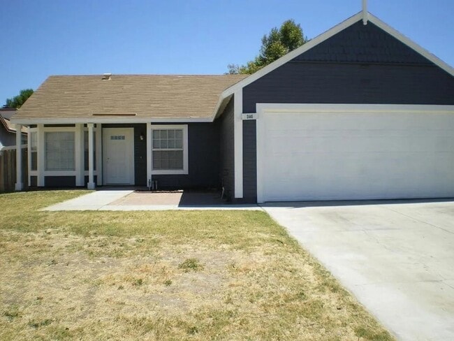 Building Photo - 3 Bed 2 Bath Home In Central Hemet!