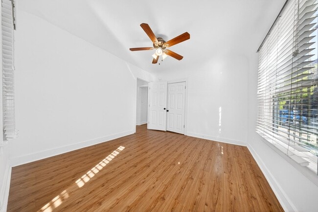 Photo - 5225 De Longpre Ave