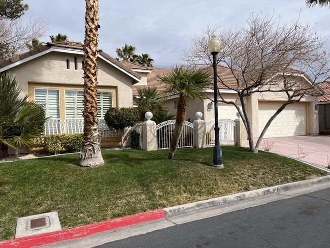 Photo - Beautiful 3 bedroom home with pool located in Castle Gate Community