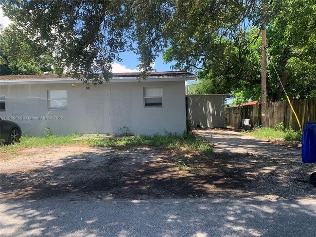 Building Photo - 900 NW 17th Ave Unit East