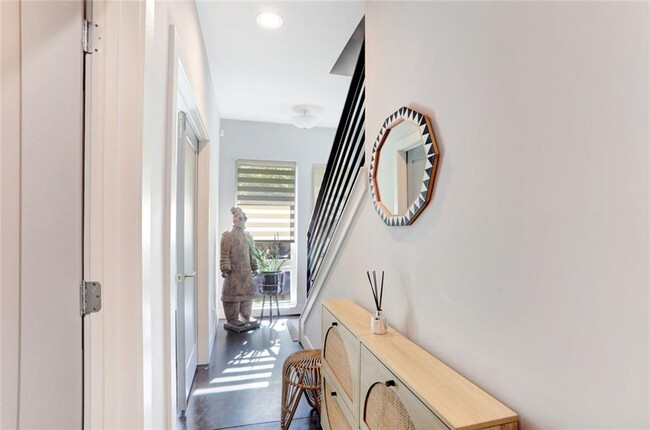 Photo - 623 Irwin St NE