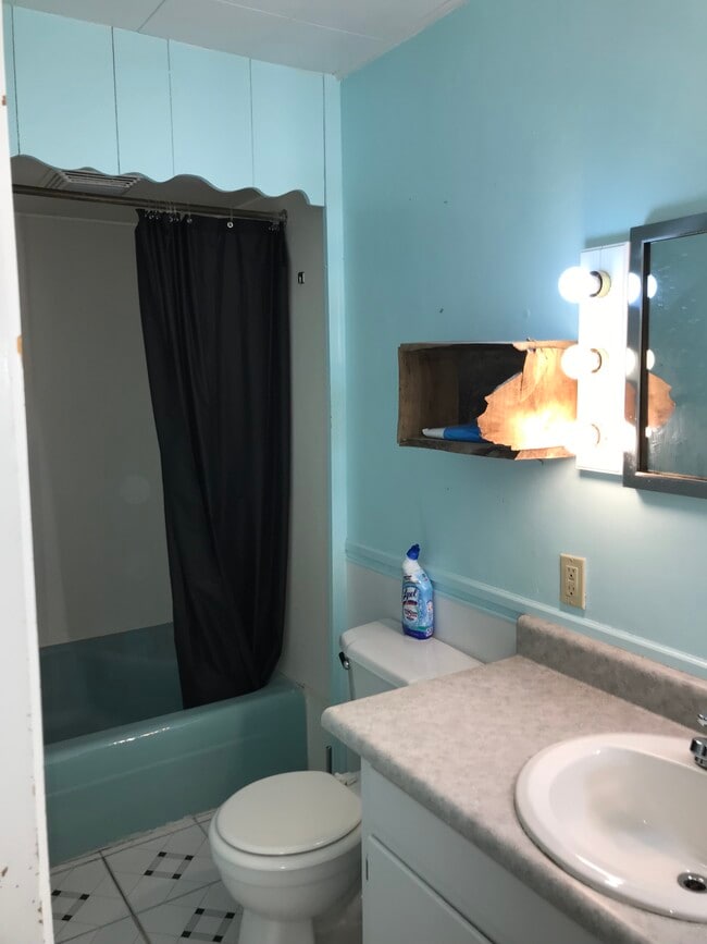 Photo - 2 Ford Unit B