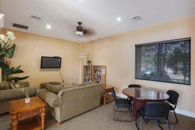Photo - 251 SW Palm Dr Unit 305