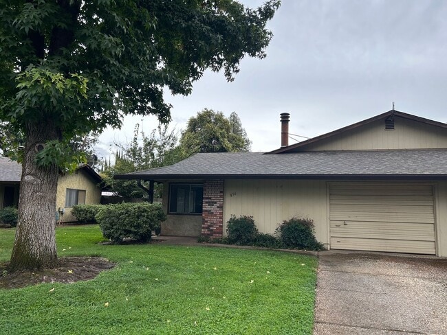 Building Photo - 3 bedroom duplex