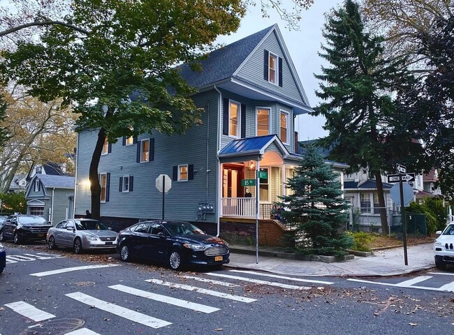 Building Photo - 85-01 87th St Unit 3 Rental