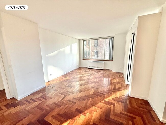 Photo - 2373 Broadway