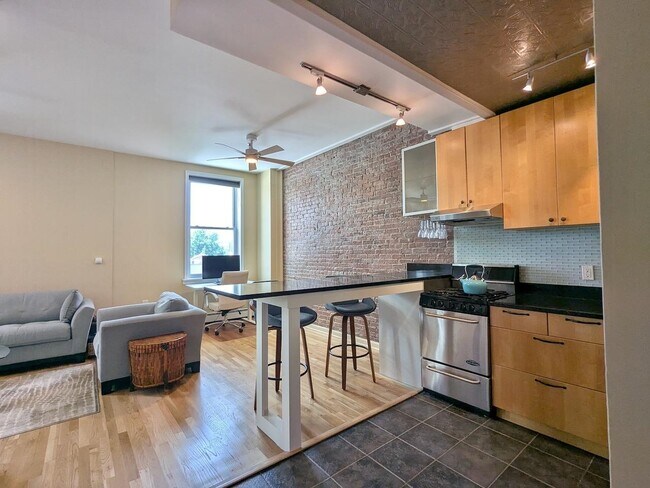 Building Photo - 319 Barrow St Unit 6B