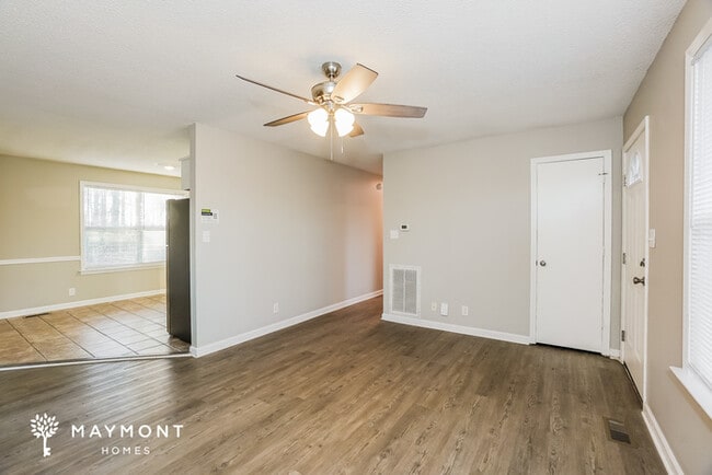 Photo - 2092 Sanders Rd