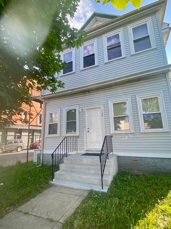 Building Photo - 1135 Main St Unit 1F Rental
