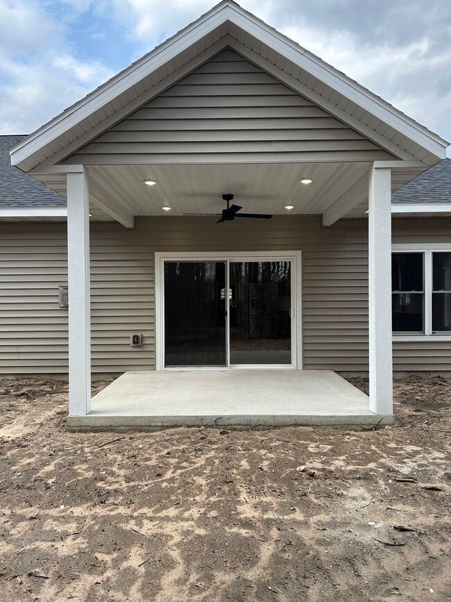 Photo - 1112 Reserve St N