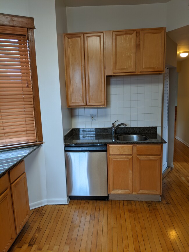 Photo - 3838 N Kenmore Ave Apartments Unit 3