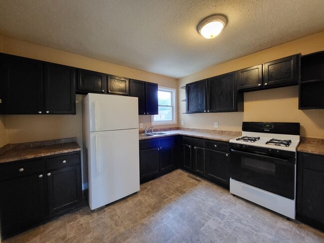 Building Photo - 4 Bedroom, 2 bathroom home!
