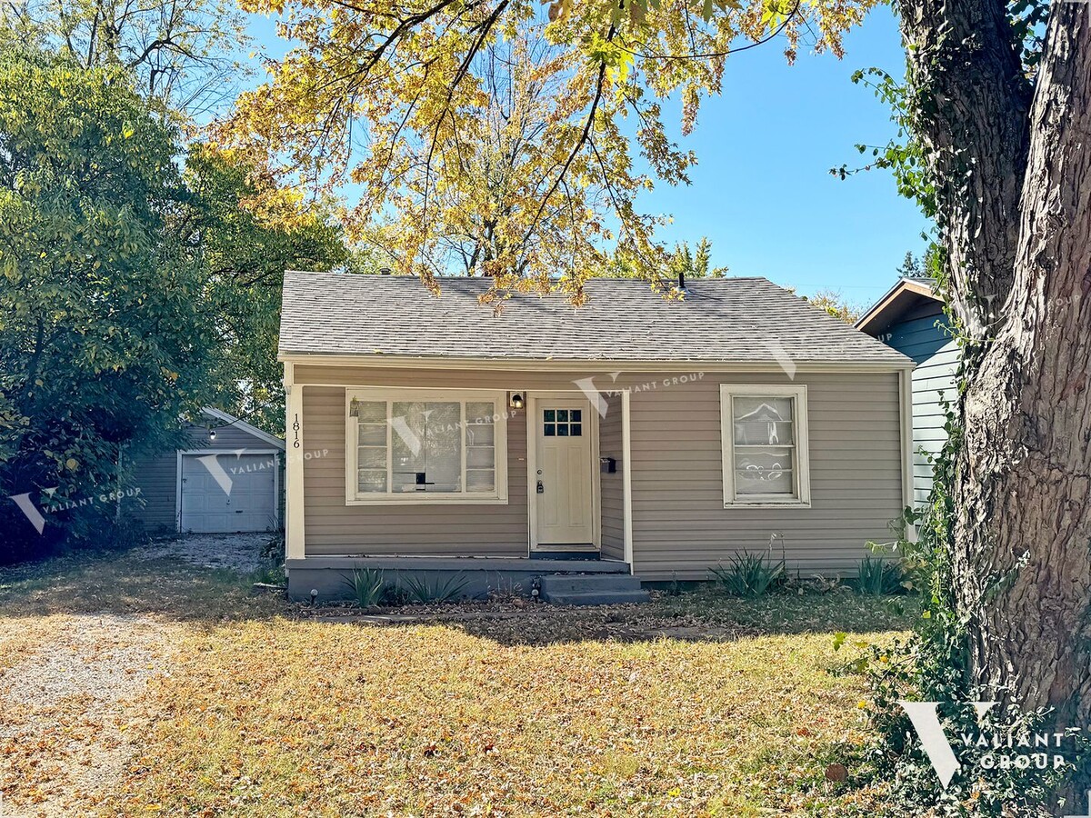 Charming Bungalow-Style Two-Bedroom, One-B... - Charming Bungalow-Style Two-Bedroom, One-B... House