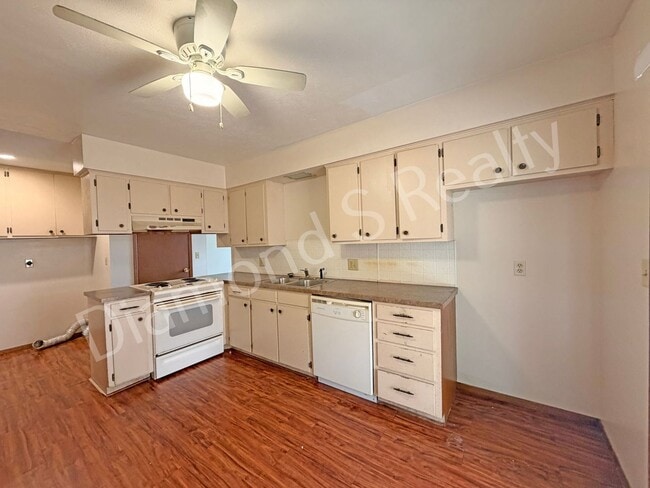 Photo - 2 Bedroom Duplex Available Now!  Great Location!