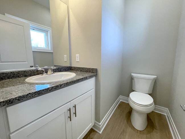 Medio baño del primer piso - 4286 Tisbury Ln