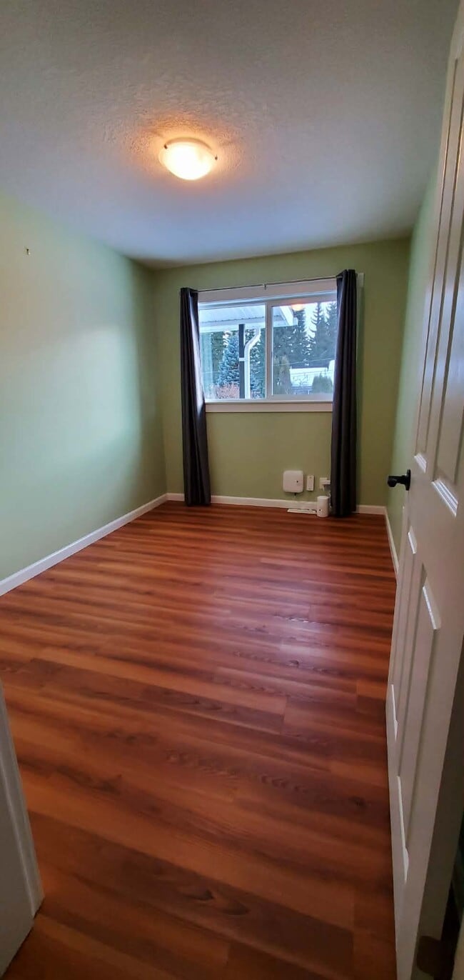 Photo - 4586-3004586 Heather Rd