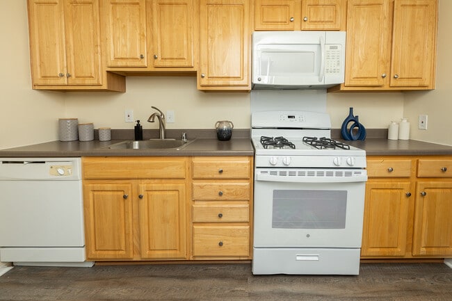 Colony Hill Apartments & Townhomes
