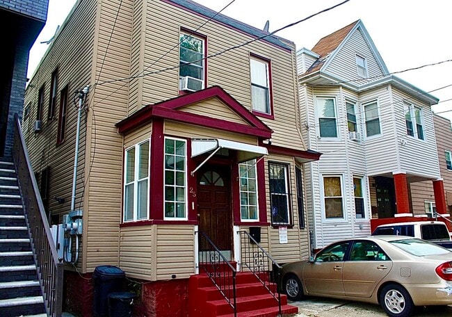 Photo - 25 Romaine Ave Casa