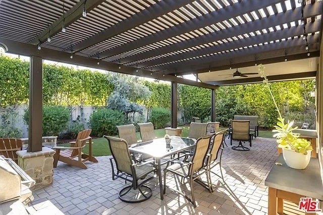 patio - 17032 Cantlay St