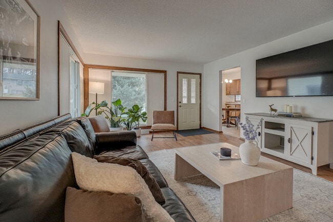 Building Photo - 2006 Pine St W