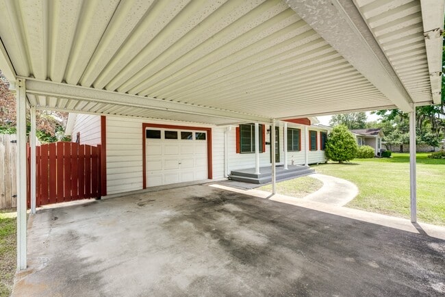 Photo - 305 Yaupon St