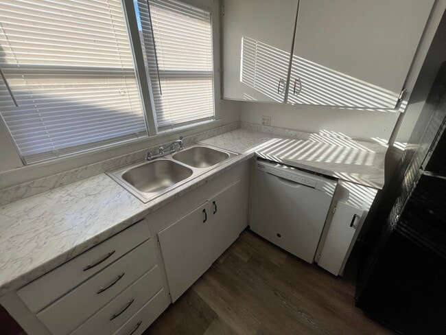 Building Photo - 3 bedroom, 1 bath