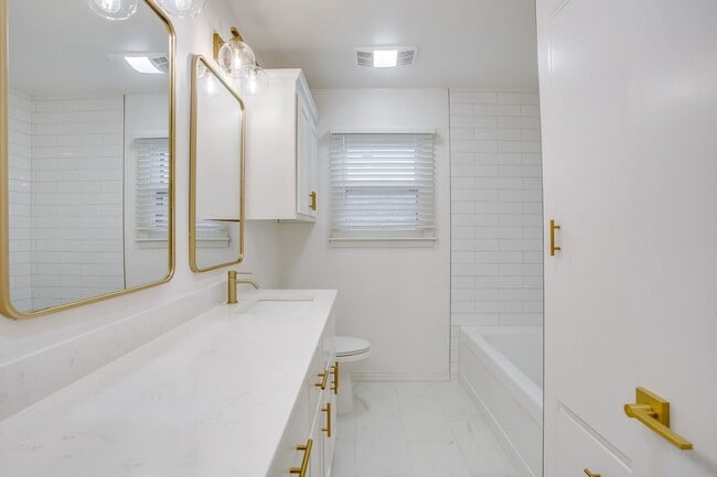 Building Photo - Pre Leasing for fall 2026! 4/3 in Medical District