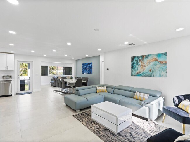 Building Photo - 4121 SW 54th Ct