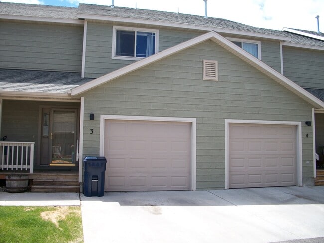 Building Photo - 3 Bedroom, 2 Bathroom Townhouse