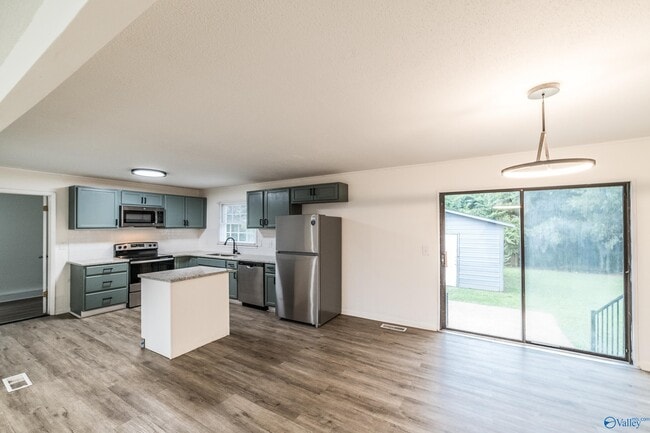 307 Meadowbrook Dr SE