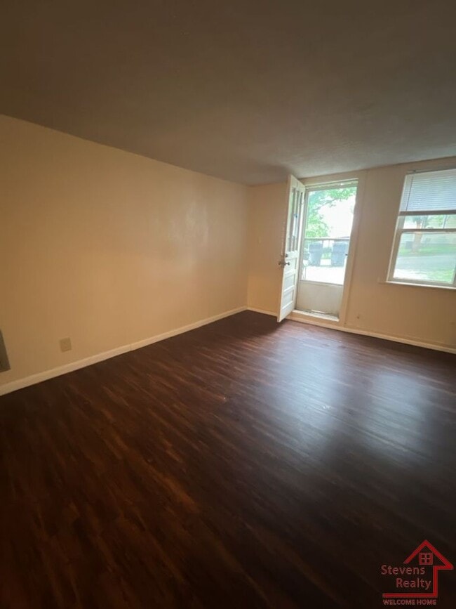 Photo - 180 E Stevens St