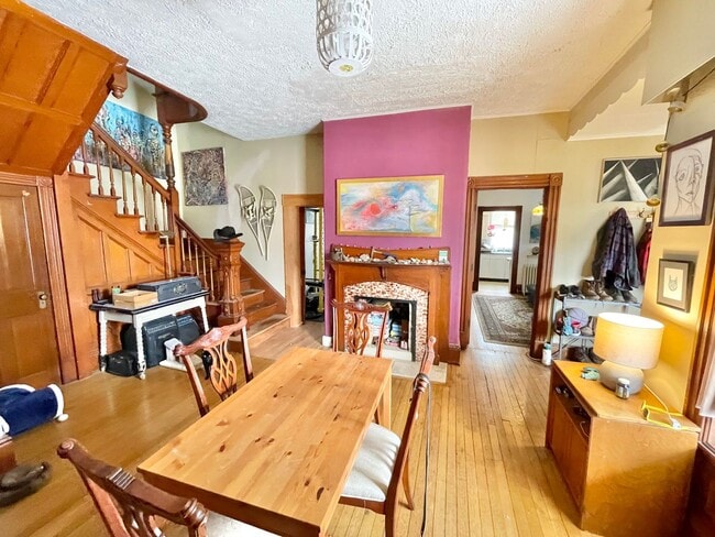 Photo - 3 Bedroom Apartment Superior Location South End of Burlington VT Available between 6/5-6/15 Unidad 2