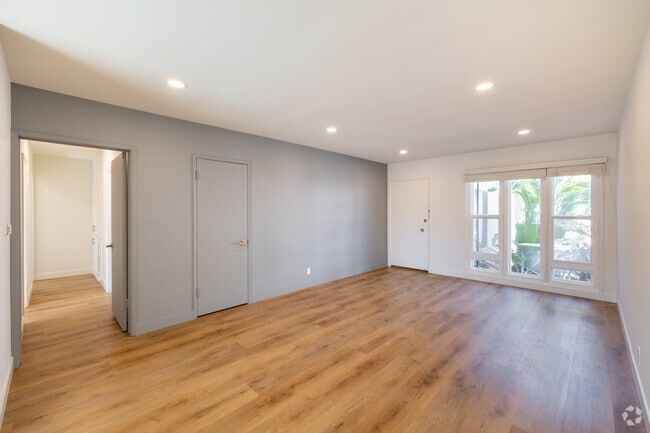 2BR, 2BA - 970SF - Living Room