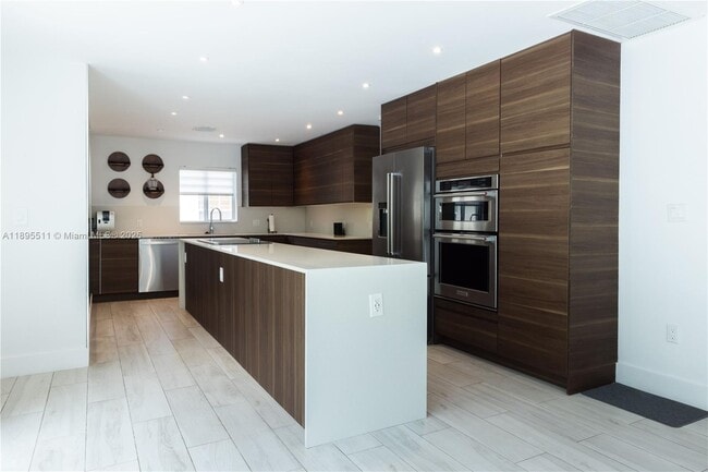 Building Photo - 1080 NE 104th St