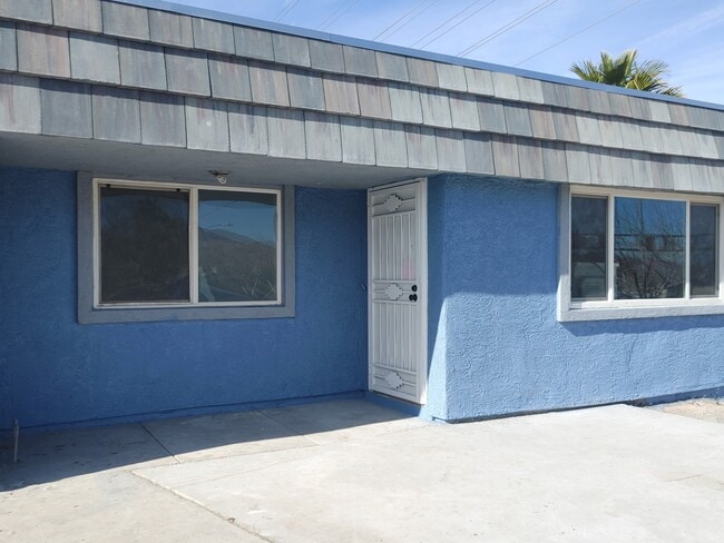 Building Photo - 705 Center St