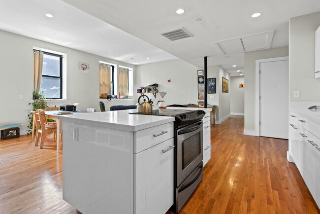 Photo - Noah at 4th and Broadway